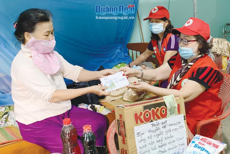 Các tình nguyện viên Hội Chữ thập đỏ TP.Quảng Ngãi hỗ trợ người dân bị ảnh hưởng bởi dịch Covid-19, bệnh tật.