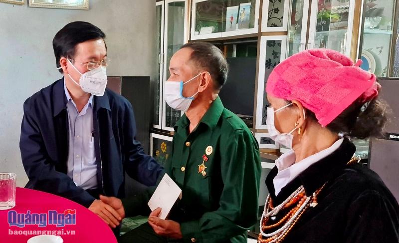 Ủy viên Bộ Chính trị, Thường trực Ban Bí thư Võ Văn Thưởng thăm hỏi, động viên và trao quà Tết bệnh binh Đinh Thái ở xã Long Hiệp, huyện Minh Long 