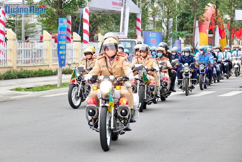 Ra quân diễu hành tuyên truyền Năm ATGT 2022 trên các tuyến đường ở TP.Quảng Ngãi