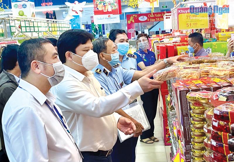Phó Chủ tịch UBND tỉnh Trần Phước Hiền (thứ hai bên trái) kiểm tra tình hình hàng hóa phục vụ Tết tại siêu thị Co.opmart Quảng Ngãi.                        Ảnh: THANH NHỊ