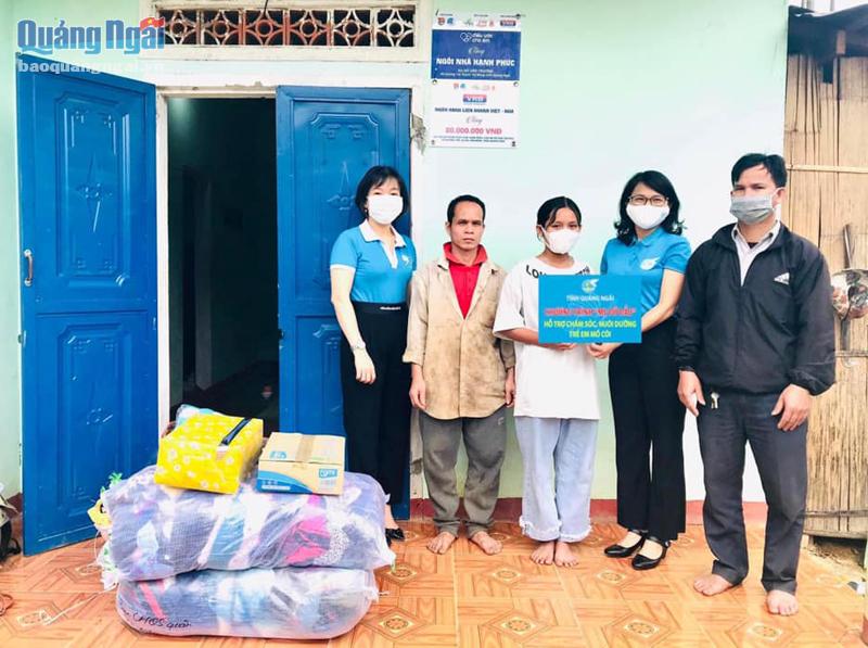 Hội LHPN tỉnh nhận đỡ đầu, hỗ trợ hằng tháng cho em Hồ Thị Đường, ở thôn Trà Linh, xã Hương Trà (Trà Bồng).