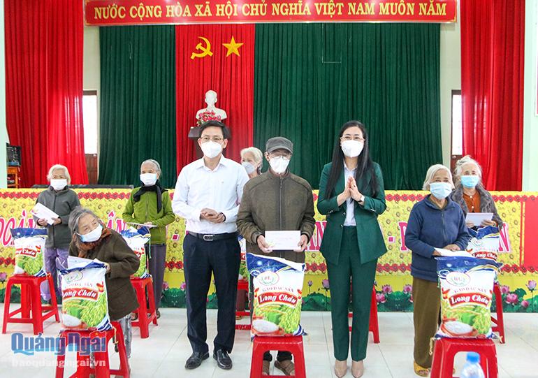 200 suất quà Tết đã được trao cho 200 hộ nghèo, có hoàn cảnh khó khăn tại xã Tịnh Giang (Sơn Tịnh) góp phần mang đến cho họ một cái Tết đầm ấm hơn.