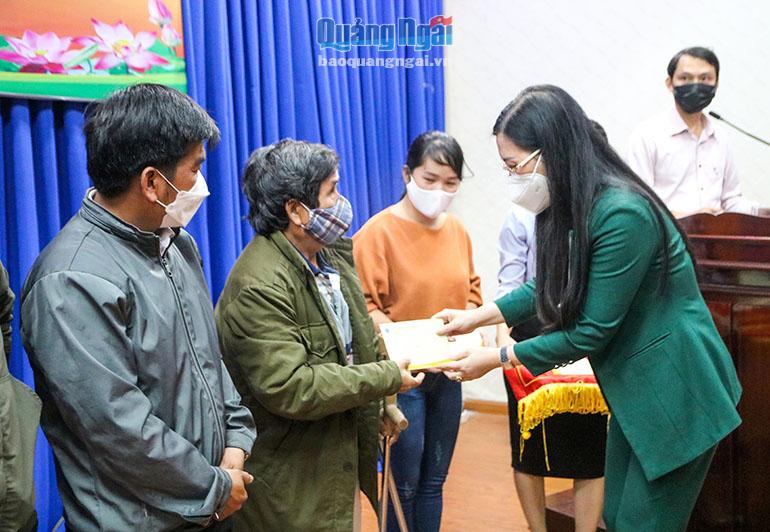 Trao quà Tết cho người nghèo tại huyện Tư Nghĩa