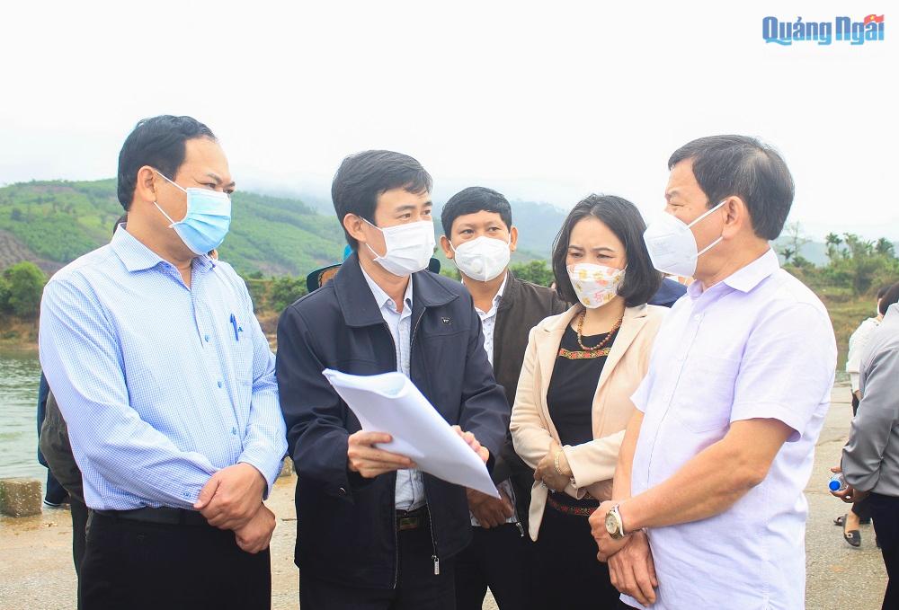 Chủ tịch UBND tỉnh Đặng Văn Minh đi kiểm tra thực tế tại cầu tràn Sơn Giang - Sơn Linh