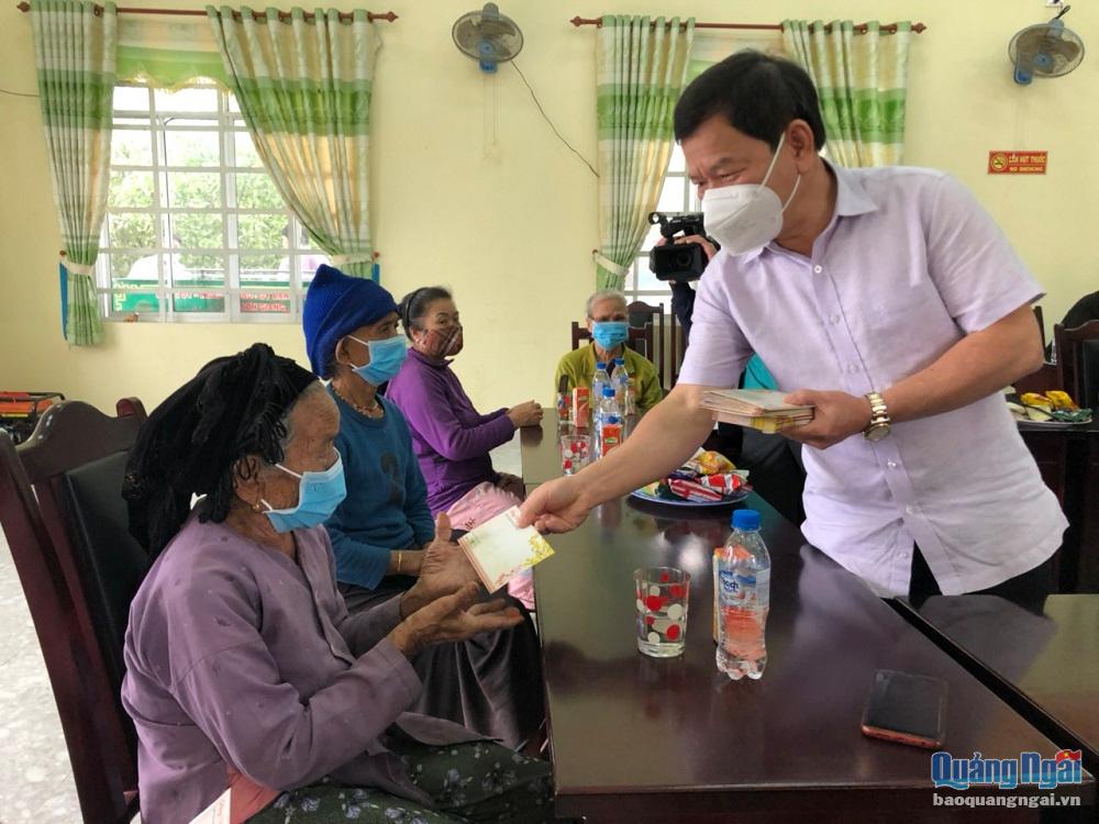 Chủ tịch UBND tỉnh Đặng Văn Minh tặng quà cho người nghèo ở xã Sơn Giang (Sơn Hà)