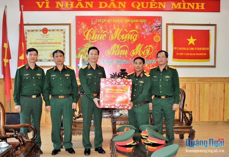 Trung tướng Nguyễn Trọng Bình, Phó Tổng Tham mưu trưởng QĐND Việt Nam thăm và chúc Tết Bộ CHQS tỉnh