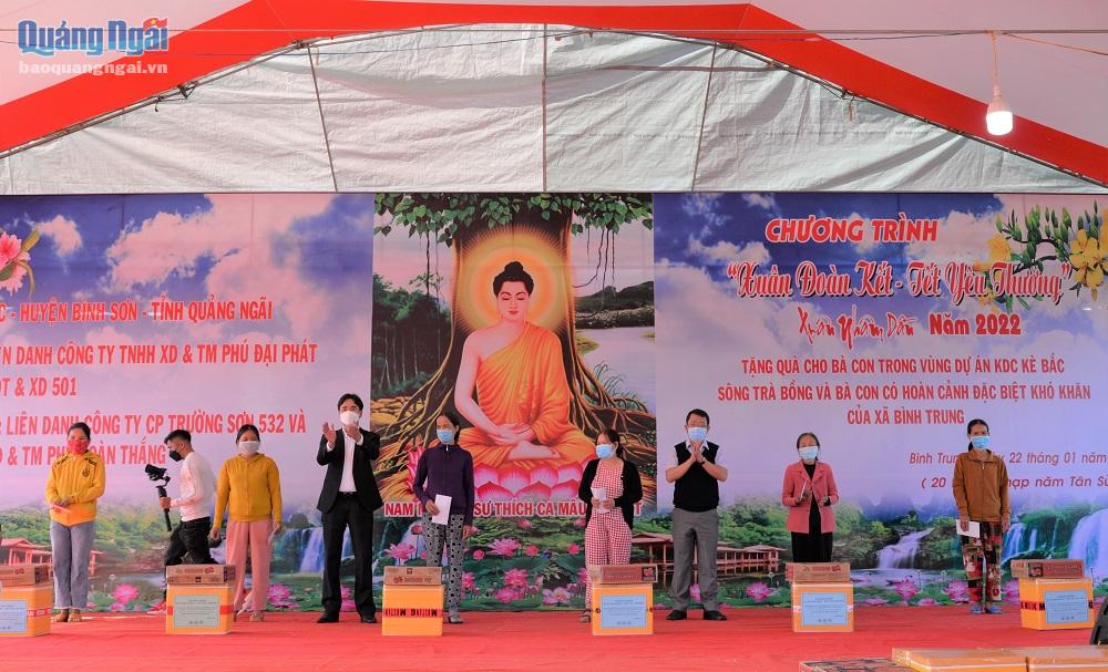 Dịp này, 750 hộ dân có hoàn cảnh khó khăn ở trong và ngoài vùng dự án Khu dân cư kè bắc sông Trà Bồng được trao quà Tết.