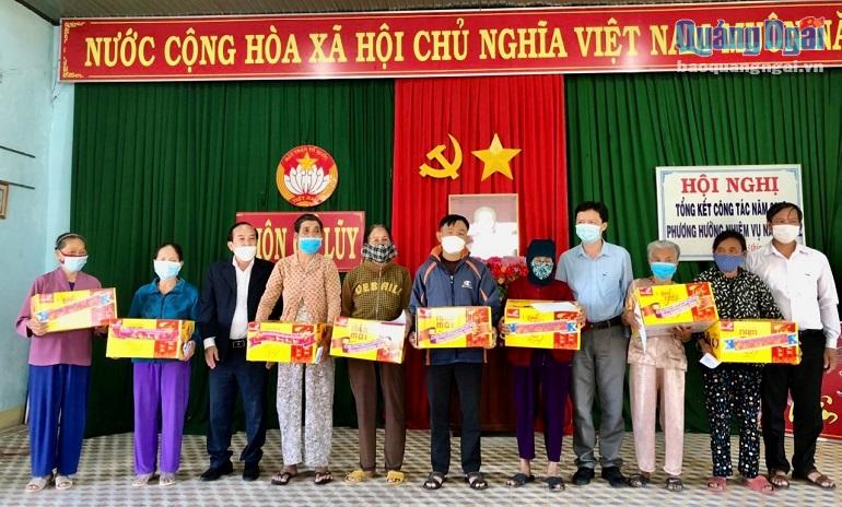 Lãnh đạo Đảng ủy khối Cơ quan và Doanh nghiệp tỉnh tặng quà Tết cho người nghèo xã Tịnh Khê.  