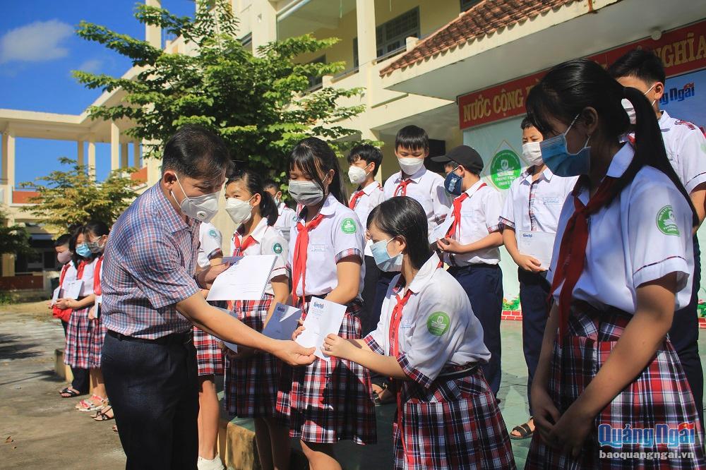 Những em học sinh Trường THCS Chánh Lộ (TP.Quảng Ngãi) rất vui mừng nhận quà từ Tổng Biên tập Báo Quảng Ngãi Nguyễn Phú Đức tặng q