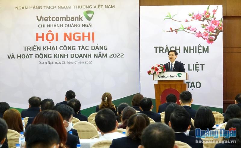 Giám đốc Vietcombank Quảng Ngãi Võ Văn Linh báo cáo tổng kết hoạt động năm 2021