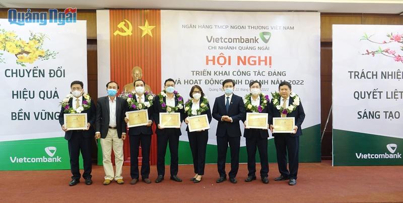 Đảng ủy, Ban giám đốc Vietcombank Quảng Ngãi khen thưởng các tập thể