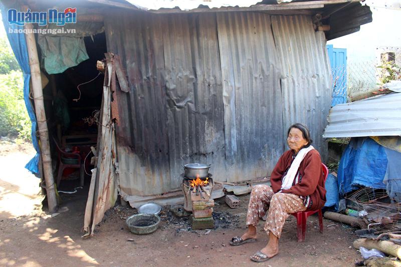 Cụ Trần Thị Mẹo, ở xã Đức Phong (Mộ Đức), sống một mình trong căn nhà bằng tôn dột nát.