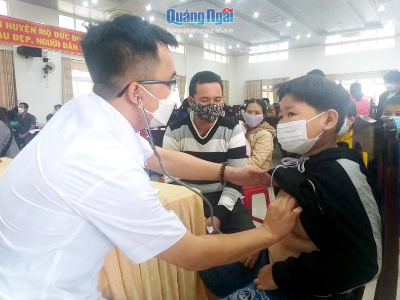 Bác sĩ Phạm Hữu Nghĩa khám sàng lọc bệnh tim cho trẻ em tại huyện Ba Tơ. Ảnh: KIM NGÂN