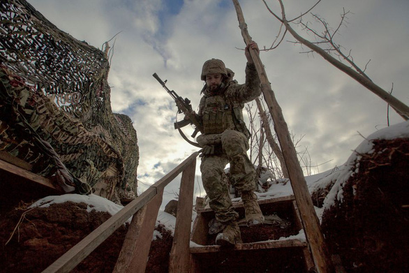Thành viên lực lượng vũ trang Ukraine tại một vị trí chiến đấu gần ranh giới với lực lượng ly khai do Nga hậu thuẫn ở vùng Donetsk, Ukraine ngày 22-1 - Ảnh: REUTERS