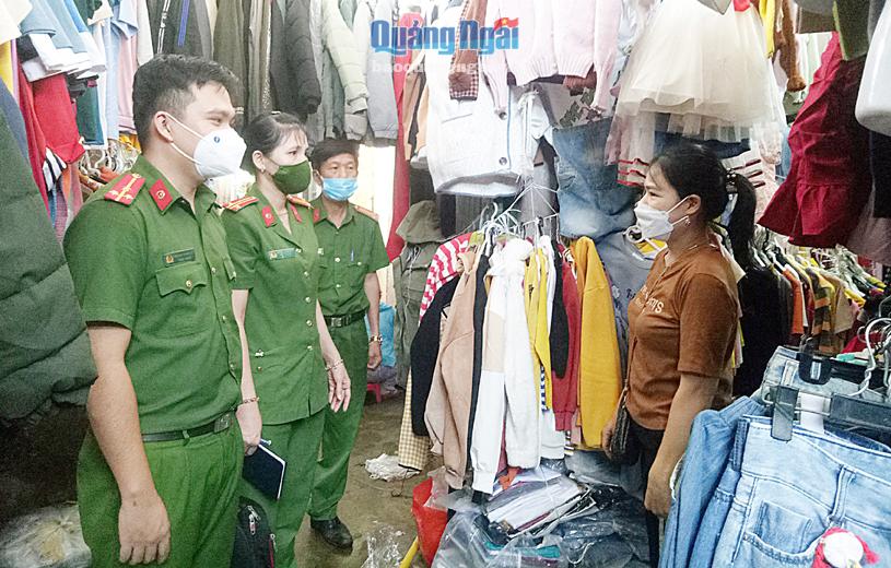 Công an TP.Quảng Ngãi tuyên truyền công tác bảo đảm an ninh trật tự dịp cuối năm tại các chợ trên địa bàn.