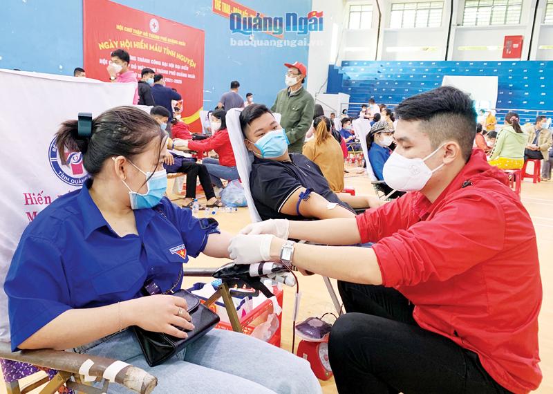 Bệnh viện Đa khoa tỉnh phối hợp với Hội Chữ thập đỏ TP.Quảng Ngãi huy động người dân tham gia hiến máu cứu người.