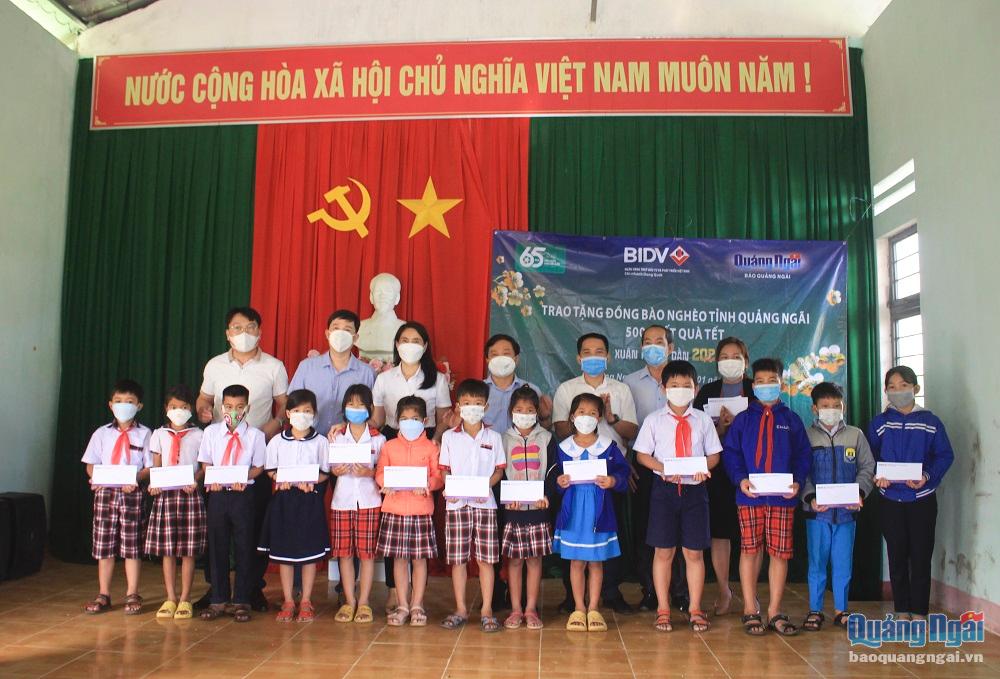 BIDV Dung Quất trao quà Tết cho người nghèo, học sinh khó khăn