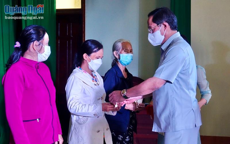 Phó Chủ tịch Quốc hội Trần Quang Phương tặng quà Tết cho các hộ nghèo