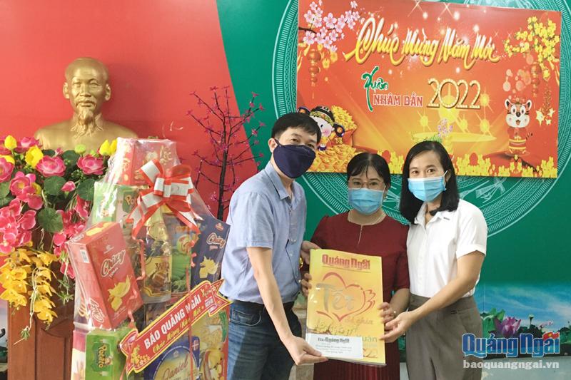 Phó Tổng Biên tập Báo Quảng Ngãi Hà Hoàng Triều tặng báo Quảng Ngãi Xuân Nhâm Dần cho Trung tâm Công tác xã hội tỉnh.