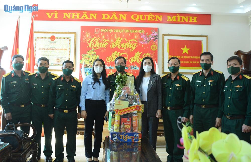 Bí thư Tỉnh ủy Bùi Thị Quỳnh Vân thăm, chúc Tết cán bộ, chiến sỹ Bộ Chỉ huy Quân sự tỉnh.