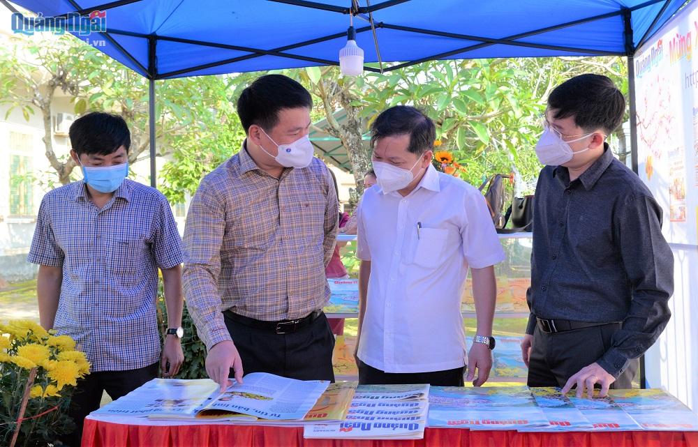 Phó Bí thư Thường trực tỉnh ủy Đặng Ngọc Huy tham quan gian trưng bày Báo Quảng Ngãi.