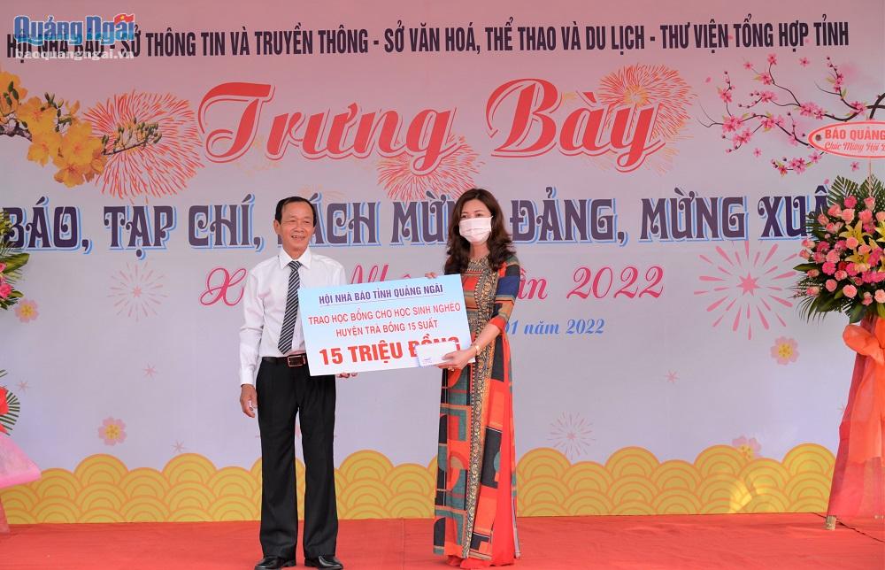 Ban tổ chức trao bảng tượng trưng15 suất học bổng với tổng trị giá 15 triệu đồng cho các học sinh nghèo huyện miền núi Trà Bồng.