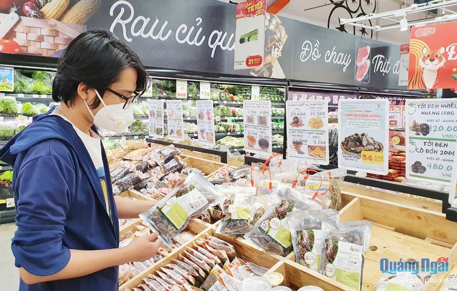 Các sản phẩm nông nghiệp của người dân Sơn Hà được bày bán tại siêu thị.                   ẢNH: Lam An 
