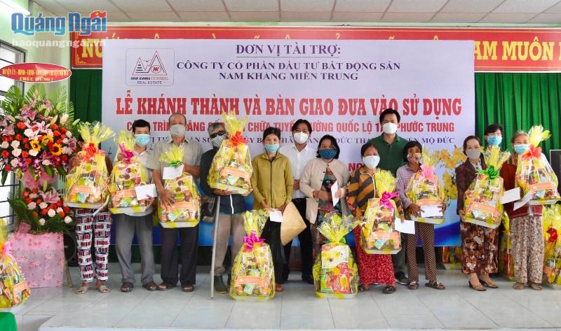 Lãnh đạo Công ty CP Đầu tư BĐS Nam Khang miền Trung trao quà Tết cho các hộ dân có hoàn cành khó khăn