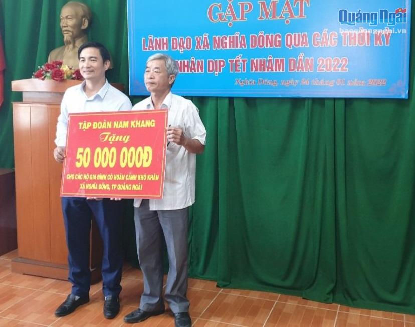 Đại diện Tập đoàn Nam Khang trao bảng tượng trưng hỗ trợ
