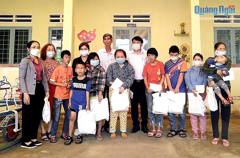 Chi bộ Hành chính - Lưu trữ (Đảng bộ Văn phòng Tỉnh ủy) tặng quà nạn nhân chất độc da cam ở xã Nghĩa Thắng (Tư Nghĩa). 