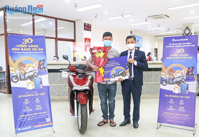 Giám đốc Sacombank Quảng Ngãi Nguyễn Quang Tâm trao xe Honda SH 125i cho khách hàng may mắn tại TP.Quảng Ngãi