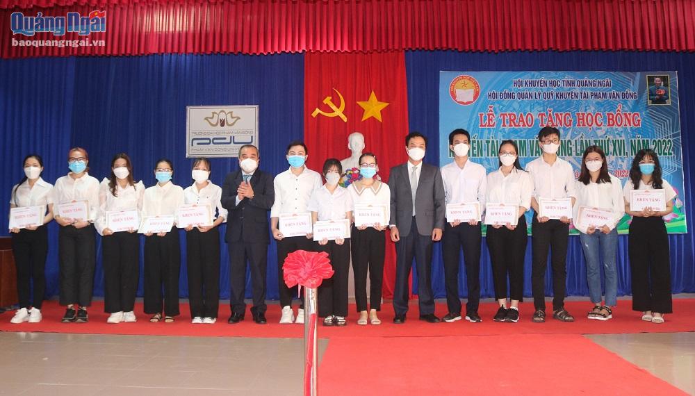 Phó Chủ tịch Thường trực UBND tỉnh Trần Hoàng Tuấn và Trưởng ban Tuyên giáo Tỉnh ủy Đặng Ngọc Dũng trao học bổng cho sinh viên. 