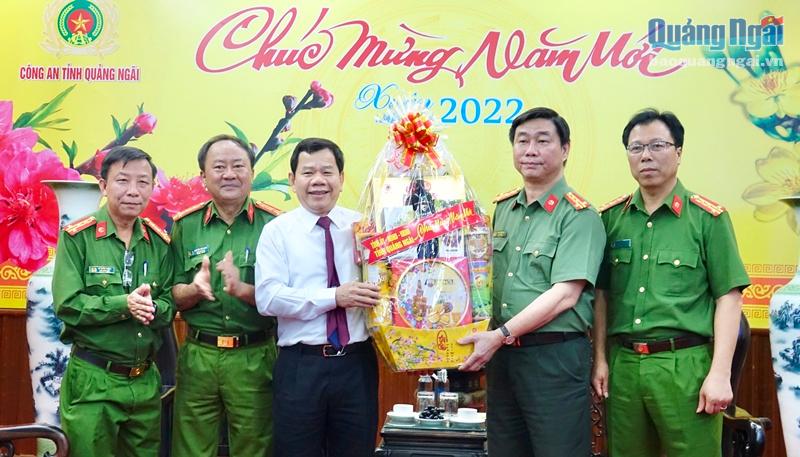 Chủ tịch UBND tỉnh Đặng Văn Minh thăm, chúc Tết và tặng quà tại Công an tỉnh