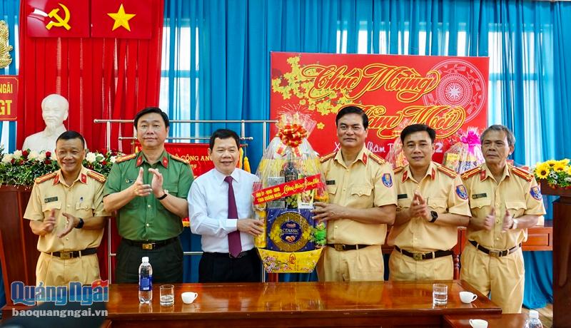 Chủ tịch UBND tỉnh Đặng Văn Minh thăm, chúc Tết  cán bộ, chiến sĩ Phòng Cảnh sát giao thông Công an tỉnh