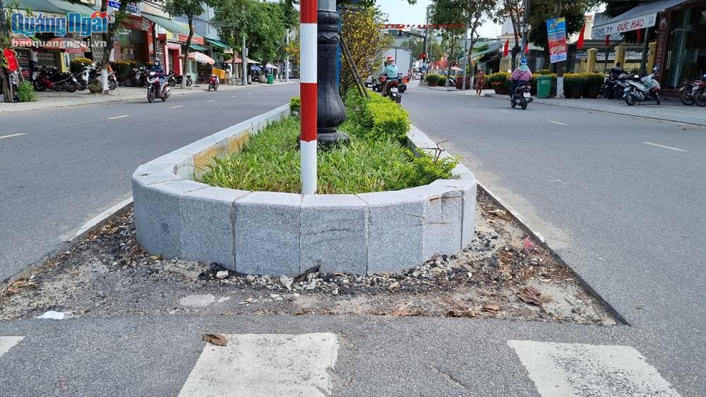 Sau khi thay dải phân cách từ bê tông sang đá granit, đơn vị thi công chưa thảm nhựa hoàn thiện lại phần mặt đường liền với dải phân cách.