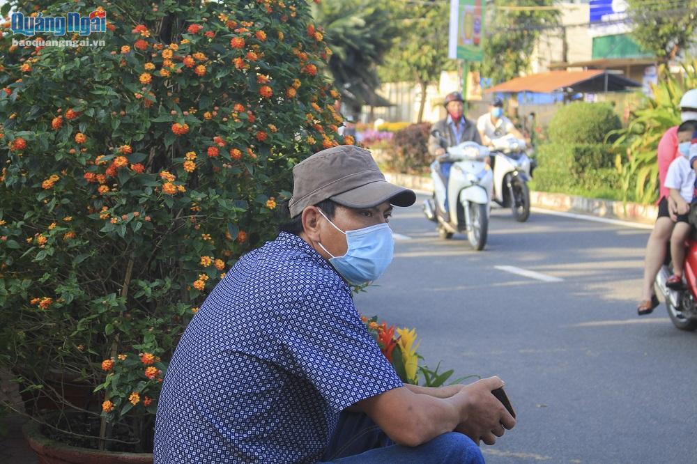 Anh Đặng Cao Cường ở xã Nghĩa Hiệp (Tư Nghĩa) trồng 100 chậu hoa ngũ sắc Thái Lan. Năm ngoái hoa ngũ sắc “cháy hàng” , năm nay anh chưng hoa đã 10 ngày chỉ bán được 2 chậu. 