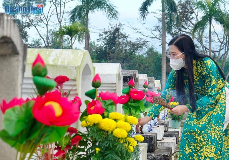 Ủy viên Trung ương Đảng, Bí thư Tỉnh ủy, Chủ tịch HĐND tỉnh Bùi Thị Quỳnh Vân thắp hương lên từng phần mộ các anh hùng liệt sĩ
