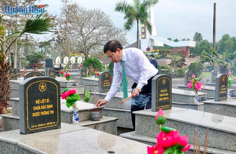 Phó Bí thư Tỉnh ủy, Chủ tịch UBND tỉnh Đặng Văn Minh dâng hương lên từng phần mộ liệt sĩ