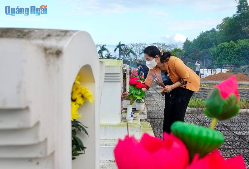 Phó Bí thư Tỉnh ủy, Phó Chủ tịch Thường trực HĐND tỉnh Đinh Thị Hồng Minh dâng hương lên từng phần mộ liệt sĩ