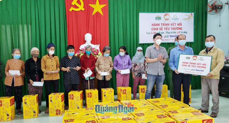 Lãnh đạo Báo Quảng Ngãi và Nhà máy Bia Dung Quất trao trao quà Tết cho các hộ nghèo