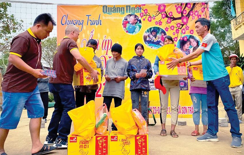 Câu lạc bộ phối hợp với các đơn vị tổ chức Chương trình “Ấm áp mùa xuân” tại huyện Trà Bồng.
