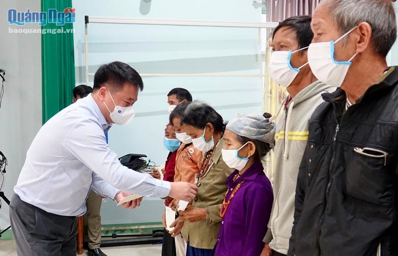 Phó Bí thư Thường trực Tỉnh ủy, Trưởng đoàn ĐBQH tỉnh Đặng Ngọc Huy trao quà Tết cho các hộ gia đình có hoàn cảnh khó khăn trên địa bàn tỉnh.