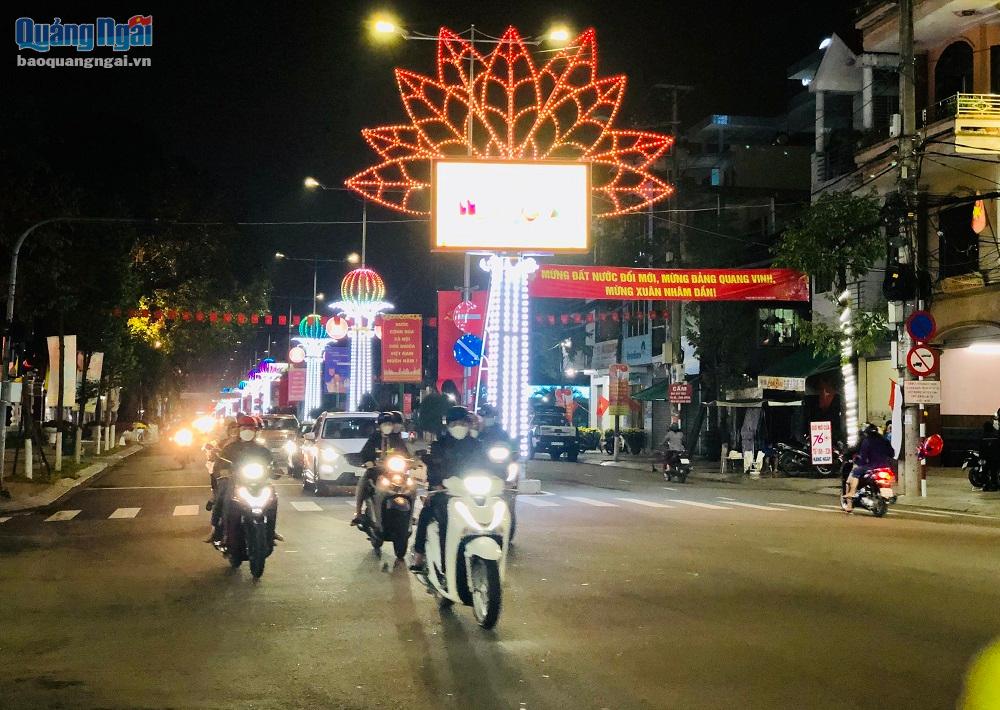 Các con đường ở trung tâm TP.Quảng Ngãi như Hùng Vương, Lê Trung Đình, Phan Bội Châu, Quang Trung, Phan Chu Trinh… được trang trí nhiều hệ thống đèn Led, đèn hoa nghệ thuật đầy màu sắc. Khi thành phố lên đèn, những con đường đẹp rực rỡ, lung linh.