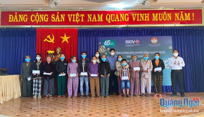 BIDV Dung Quất đã trao tặng 500 suất quà Tết cho người dân trong tết Nguyên đán Nhâm Dần 2022.