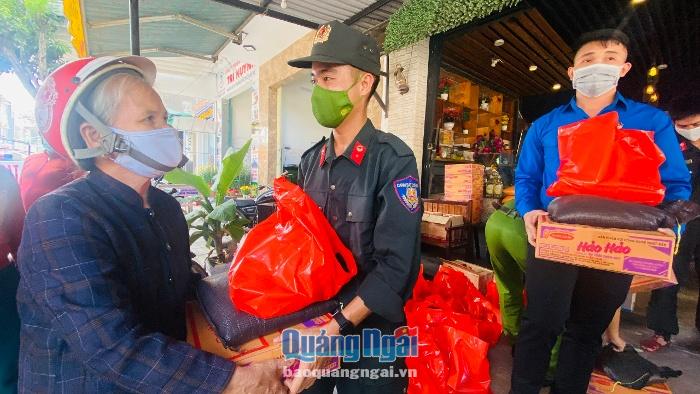 Những phần quà do đoàn viên, thanh niên Phòng Cảnh sát cơ động (Công an tỉnh) đóng góp và vận động từ mạnh thường quân.