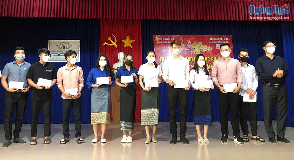 Trao quà cho lưu học sinh Lào tại Trường Phạm Văn Đồng