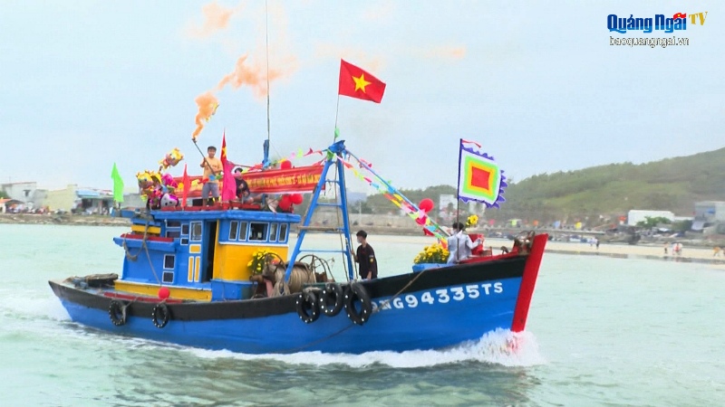 Video: Ngư dân Sa Huỳnh phấn khởi ra khơi đánh bắt đầu năm mới