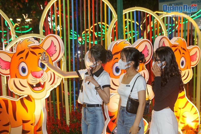 Cụm tiểu cảnh và trang trí linh vật năm mới Nhâm Dần tại hoa viên trung tâm trước bưu điện tỉnh Quảng Ngãi thu hút nhiều bạn trẻ đến tham quan, chụp ảnh. 