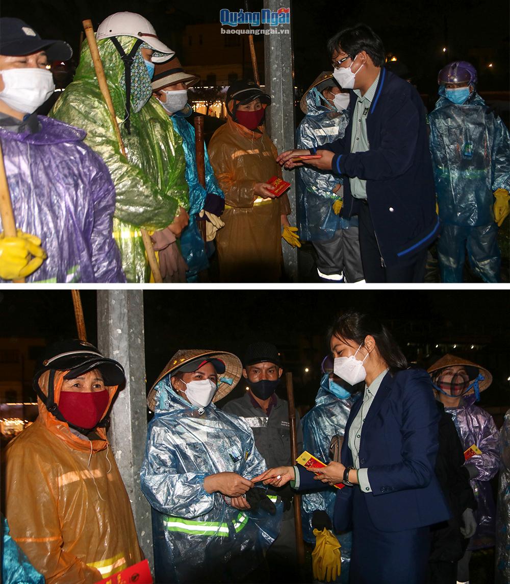 Trong đêm giao thừa, đoàn lãnh đạo của Công ty Môi trường Đô thị Quảng Ngãi cũng trực tiếp đến khu vực Quảng trường đường Phạm Văn Đồng chúc Tết các công nhân đang làm công tác vệ sinh, thu gom rác thải.
