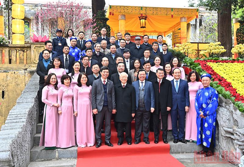 Tổng Bí thư Nguyễn Phú Trọng với các đại biểu và tập thể cán bộ, nhân viên Khu Di sản Hoàng thành Thăng Long